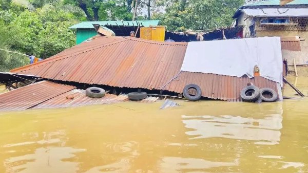 কক্সবাজারসহ সাত জেলায় বন্যা ও পাহাড়ধসে ৪৪ জনের মৃত্যু