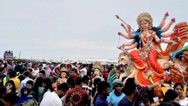 সৈকতে লাখো মানুষের ঢল, প্রতিমা বিসর্জনে শেষ দুর্গোৎসব