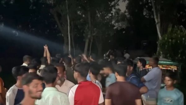 মাদকের আস্তানায় জনতার আগুন, এলাকায় চাঞ্চল্য