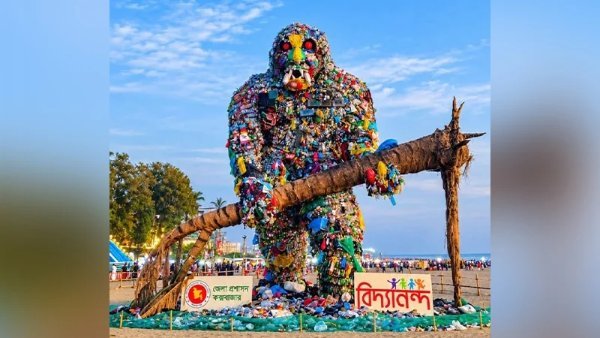 কক্সবাজার সৈকতে পাঁচ টন প্লাস্টিকের ‘দানব’