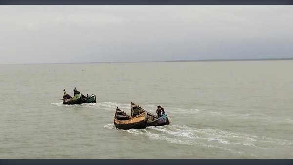 ট্রলারসহ ৩ জেলেকে ধরে নিয়ে গেল আরাকান আর্মি